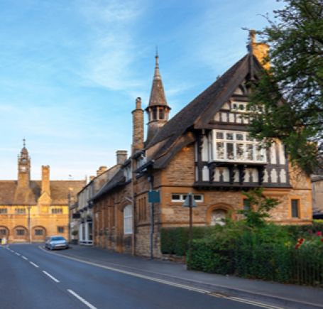 Airport transfer services in Moreton in Marsh